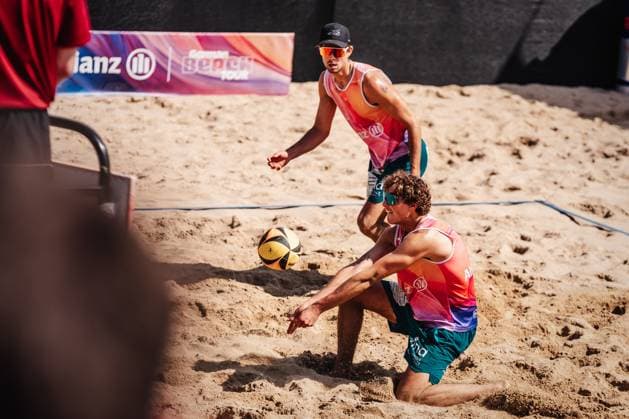 Beach volleyball men Allianz German Beach Tour 2025 Tourstop Hamburg 31 05 2025 Hennes Nissen takes the ball Hamburg Active City Arena Heiligengeistf Hamburg Germany