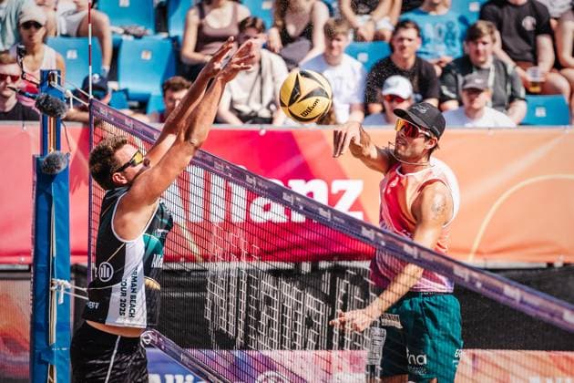 Beach volleyball men Allianz German Beach Tour 2025 Tourstop Hamburg 31 05 2025 v l Jonas Kaminski vs Niklas Held Hamburg Active City Arena Heiligengeistf Hamburg Germany