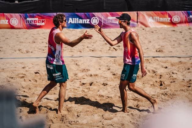 Beach volleyball men Allianz German Beach Tour 2025 Tourstop Hamburg 31 05 2025 v l Hennes Nissen and Niklas Held clap Hamburg Active City Arena Heiligengeistf Hamburg Germany