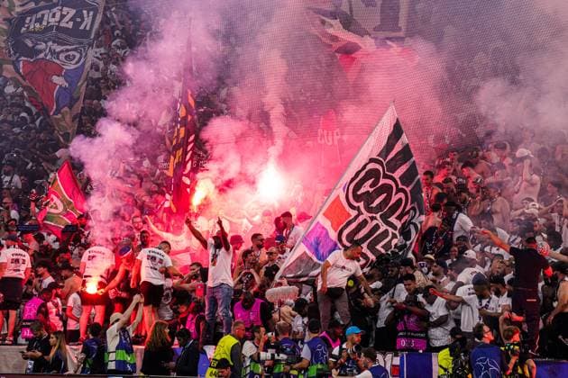 2025-05-31 Paris Saint-Germain v FC Internazionale Milano - UEFA Champions League Final 2025 MUNICH, GERMANY - MAY 31: fans of Paris Saint-Germain with fireworks during the UEFA Champions League Final 2025 match between Paris Saint-Germain and FC Internazionale Milano at Munich Football Arena on May 31, 2025 in Munich, Germany. Munich Munich Football Arena Germany Content not available for redistribution in The Netherlands directly or indirectly through any third parties. Copyright: xJorisxVerwijstx
