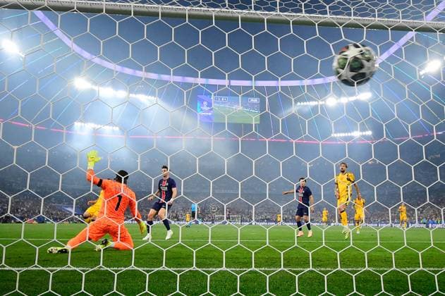 Sport Bilder des Tages FOOTBALL : PSG vs Inter - Finale Ligue des Champions - 31 05 2025 Photo taken with a remote camera - Desire Doue ( 14 - PSG ) beats Yann Sommer ( 1 - FC Inter Milan ) and scores a goal during the UEFA Champions League Final match between Paris Saint Germain and FC Internazionale Milano at Munich Football Arena on May 31 , 2025 in Munich, Germany. ( Photo by Dante Badano PsnewZ ) - MunichGermany  Copyright: xx