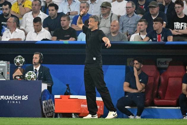 31 05 2025, xsltx, Football UEFA Champions League Final 2025, Paris St Germain Inter Milan v l Coach Luis Enrique Paris St Germain gives instructions, gesticulates, gesticulate with arms gives instructions, gesticulate DFL DFB REGULATIONS PROHIBIT ANY USE OF PHOTOGRAPHS as IMAGE SEQUENCES and or QUASI VIDEO Muenchen