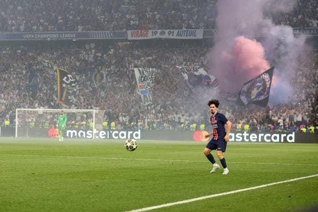 Champions-League-Finale 2025 31. Mai 2025, München UEFA-Champions-League-Finale Paris Saint Germain gegen Internazionale Milano Vitinha von PSG gibt den Ball ab, während die Pariser Ultras feiern Foto Charlotte Wilson Abseits München Deutschland  Copyright: xCharlottexWilsonx xOffsidexOffside