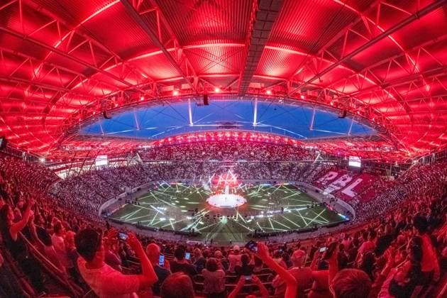 Bilder des Jahres 2025, Sport 05 Mai Stadiongala des 44. Internationalen Deutschen Turnfests am 31. Mai 2025 in der Red Bull Arena am Sportforum in Leipzig. Großes Showprogramm mit vielfältigen sportlichen und künstlerischen Darbietungen, darunter ein Live-Auftritt der Band Die Prinzen. Moderiert von Stefanie Müller-Spirra. Die Veranstaltung wurde live im Ersten (ARD) übertragen. Farbenfrohe Lichtstimmung, begeistertes Publikum und festliche Atmosphäre in einem voll besetzten Stadion. Stadiongala Internationales Turnfest *** Stadium gala of the 44th International German Gymnastics Festival on 31 May 2025 in the Red Bull Arena at the Sportforum in Leipzig Large show program with a variety of sporting and artistic performances, including a live performance by the band Die Prinzen Presented by Stefanie Müller Spirra The event was broadcast live on ARD First Channel Colourful lighting mood, enthusiastic audience and festive atmosphere in a packed stadium Stadium gala International Gymnastics Festival