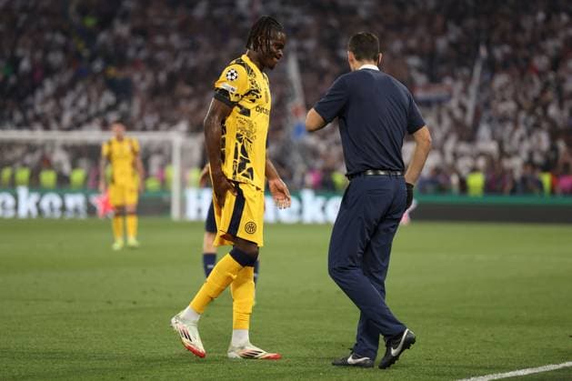 Yann Aurel Bisseck of Inter Milan leaves the field with an injury Paris Saint-Germain v Inter Milan, UEFA Champions League Final, Football, Allianz Arena, Munich, Germany - 31 May 2025 EDITORIAL USE ONLY No use with unauthorised audio, video, data, fixture lists, club league logos or live services. Online in-match use limited to 120 images, no video emulation. No use in betting, games or single club league player publications. Copyright: xMichaelxZemanek Shutterstockx 15330931ch
