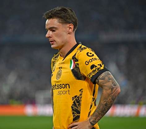 31 05 2025, Football UEFA Champions League Final 2025 Paris St Germain Inter Milan, at Allianz Arena Munich Nicola Zalewski Inter Milan dissatisfied DFL and DFB regulations prohibit any use of photographs as image sequences and or quasi video