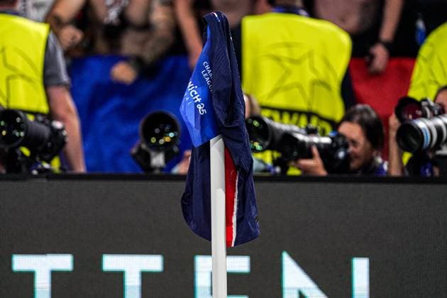 2025-05-31 Paris Saint-Germain v FC Internazionale Milano - UEFA Champions League Final 2025 MUNICH, GERMANY - MAY 31: shirt of Desire Doue of Paris Saint-Germain on the corner flag during the UEFA Champions League Final 2025 match between Paris Saint-Germain and FC Internazionale Milano at Munich Football Arena on May 31, 2025 in Munich, Germany. Munich Munich Football Arena Germany Content not available for redistribution in The Netherlands directly or indirectly through any third parties. Copyright: xJorisxVerwijstx