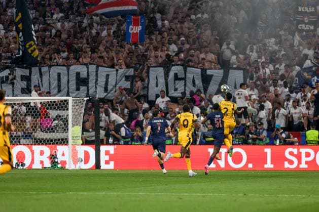 Inter s Denzel Dumfries in action against PSG s Willian Pacho with the banner against Gaza Genocide during the 2025 Soccer Champions League Final Match between Paris Saint-Germain FC vs Inter - Internazionale at the Munich Football Arena in Munich, Germany, 31 May 2025  Copyright: xFabrizioxCarabelli IPAxSportx xipa-agency.netx xx IPA_58462680 IPA_Agency_IPA58462680