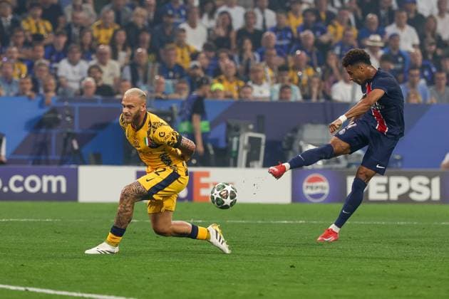 PSG s Desire Doue scores a goal overtaking Inter s Federico Dimarco during the 2025 Soccer Champions League Final Match between Paris Saint-Germain FC vs Inter - Internazionale at the Munich Football Arena in Munich, Germany, 31 May 2025  Copyright: xFabrizioxCarabelli IPAxSportx xipa-agency.netx xx IPA_58462689 IPA_Agency_IPA58462689