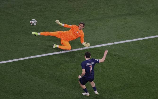 Paris 7 Kvvicha KAVARATSKHELIA scores to make it 4 0 against Inter Milans 01 goalkeeper Yann SOMMER , Football Paris Inter Milan Football UEFA Champions League, Paris Saint Germain FC Internazionale Milano, Final, 2024 2025 season, on 31 05 2025 in Munich, A L L I A N Z A R E N A, Germany Source Copyright Credit Oryk HAIST xFUSSBALL-PARIS-INTERx