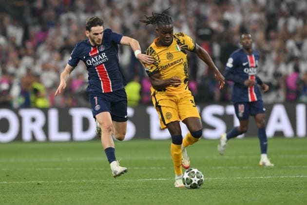 Foto IPP Roberto Ramaccia Monaco di Baviera 31 05 2025 Calcio Champions League 2024 2025 - Finale - Inter-Paris Saint Germain PSG nella foto Khvicha Kvaratskhelia of Paris Football Club, Yann Aurel Bisseck Italy Photo Press - World Copyright Monaco italy Germania ITALY  Copyright: xR4924_italyphotopressx