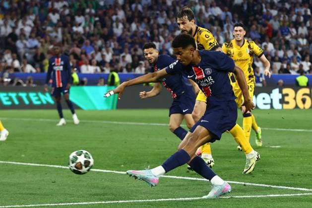 Senny Mayulu of PSG scores to make it 5-0 and celebrates Paris Saint-Germain v Inter Milan, UEFA Champions League Final, Football, Allianz Arena, Munich, Germany - 31 May 2025 EDITORIAL USE ONLY No use with unauthorised audio, video, data, fixture lists, club league logos or live services. Online in-match use limited to 120 images, no video emulation. No use in betting, games or single club league player publications. Copyright: xMichaelxZemanek Shutterstockx 15330931di