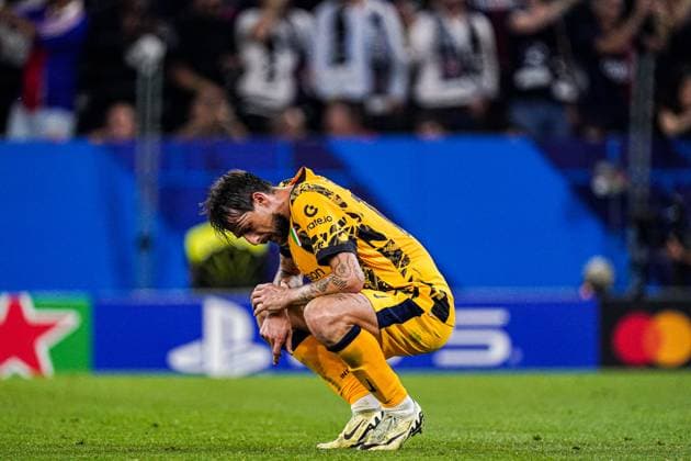 2025-05-31 Paris Saint-Germain v FC Internazionale Milano - UEFA Champions League Final 2025 MUNICH, GERMANY - MAY 31: Francesco Acerbi of FC Internazionale Milano disappointed during the UEFA Champions League Final 2025 match between Paris Saint-Germain and FC Internazionale Milano at Munich Football Arena on May 31, 2025 in Munich, Germany. Munich Munich Football Arena Germany Content not available for redistribution in The Netherlands directly or indirectly through any third parties. Copyright: xJorisxVerwijstx