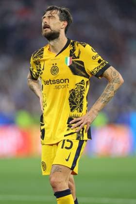 Francesco Acerbi of Inter Milan looks dejected Paris Saint-Germain v Inter Milan, UEFA Champions League Final, Football, Allianz Arena, Munich, Germany - 31 May 2025 EDITORIAL USE ONLY No use with unauthorised audio, video, data, fixture lists, club league logos or live services. Online in-match use limited to 120 images, no video emulation. No use in betting, games or single club league player publications. Copyright: xMichaelxZemanek Shutterstockx 15330931du