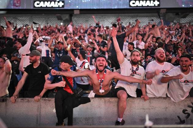 PSG supporters at the Parc des Princes during UEFA Champions League final - Paris PSG supporters react at the Parc des Princes during the Champions League final between Paris Saint Germain (PSG) and Inter Milan in Paris on May 31, 2025. Photo by Eliot Blondet ABACAPRESS.COM Paris France  Copyright: xBlondetxEliot ABACAx