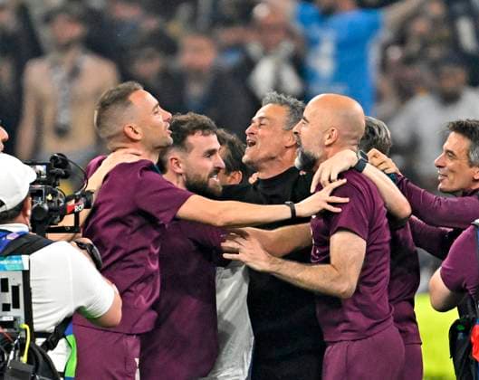 31 05 2025, Football UEFA Champions League Final 2025 Paris St Germain Inter Milan, at Allianz Arena Munich Coach Luis Enrique FC Paris Saint Germain and his team celebrate after the match DFL and DFB regulations prohibit any use of photographs as image sequences and or quasi video