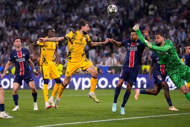 Paris Saint-Germain v FC Internazionale Milano - UEFA Champions League Final 2025 MUNICH, GERMANY - MAY 31: Francesco Acerbi centre-back of Internazionale and Italy competes for the ball with Gianluigi Donnarumma goalkeeper of PSG and Italy during the UEFA Champions League Final 2025 between Paris Saint-Germain and FC Internazionale Milano at Allianz Arena on May 31, 2025 in Munich, Germany. Munich Germany  Copyright: xJosexBretonx originalFilename:bretonhernandez-parissai250531_npCWQ.jpg