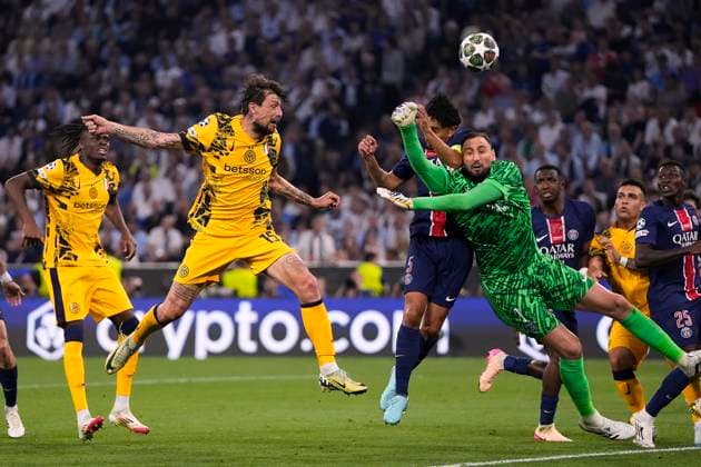 Paris Saint-Germain v FC Internazionale Milano - UEFA Champions League Final 2025 MUNICH, GERMANY - MAY 31: Francesco Acerbi centre-back of Internazionale and Italy competes for the ball with Gianluigi Donnarumma goalkeeper of PSG and Italy during the UEFA Champions League Final 2025 between Paris Saint-Germain and FC Internazionale Milano at Allianz Arena on May 31, 2025 in Munich, Germany. Munich Germany  Copyright: xJosexBretonx originalFilename:bretonhernandez-parissai250531_npt5Z.jpg