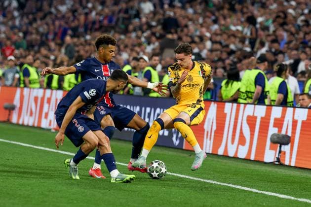 Inter s Nicola Zalewski in action against PSG s Desire Doue and PSG s Achraf Hakimi during the 2025 Soccer Champions League Final Match between Paris Saint-Germain FC vs Inter - Internazionale at the Munich Football Arena in Munich, Germany, 31 May 2025  Copyright: xFabrizioxCarabelli IPAxSportx xipa-agency.netx xx IPA_58464882 IPA_Agency_IPA58464882