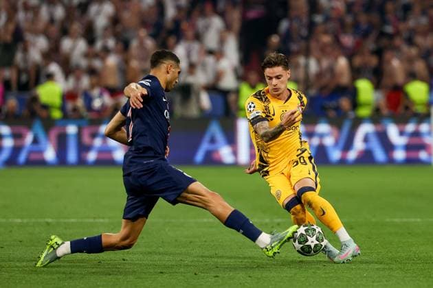 Inter s Nicola Zalewski in action against PSG s Achraf Hakimi during the 2025 Soccer Champions League Final Match between Paris Saint-Germain FC vs Inter - Internazionale at the Munich Football Arena in Munich, Germany, 31 May 2025  Copyright: xFabrizioxCarabelli IPAxSportx xipa-agency.netx xx IPA_58464897 IPA_Agency_IPA58464897
