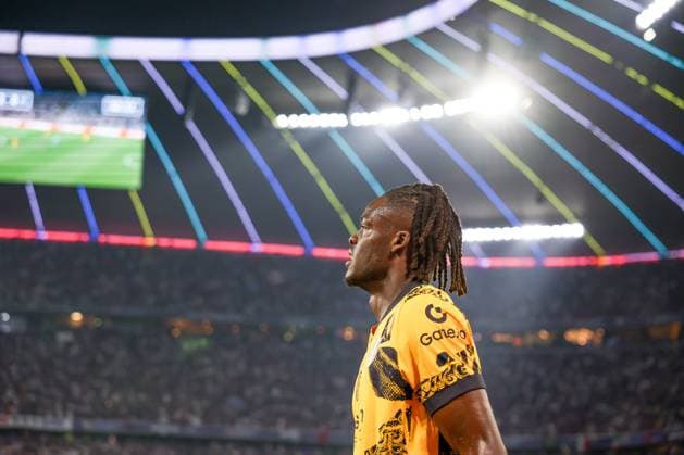 Inter s Ynn-Aurel Bisseck leave the pitch after the injury during the 2025 Soccer Champions League Final Match between Paris Saint-Germain FC vs Inter - Internazionale at the Munich Football Arena in Munich, Germany, 31 May 2025  Copyright: xFabrizioxCarabelli IPAxSportx xipa-agency.netx xx IPA_58464914 IPA_Agency_IPA58464914