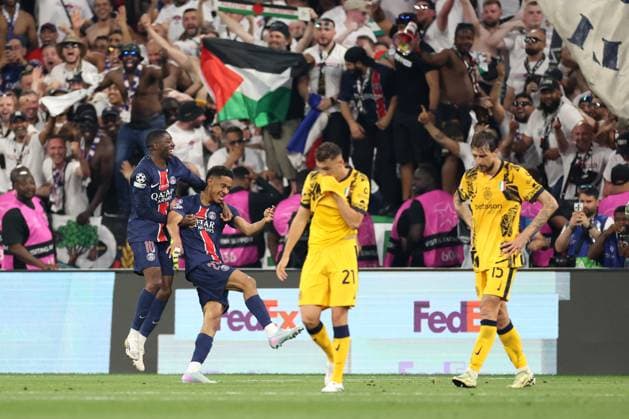 Champions-League-Finale 2025 31. Mai 2025, München UEFA-Champions-League-Finale Paris Saint Germain gegen Internazionale Milano Der eingewechselte Senny Mayulu von PSG feiert sein Tor mit Ousmane Dembele von PSG Foto Charlotte Wilson Abseits München Deutschland  Copyright: xCharlottexWilsonx xOffsidexOffside
