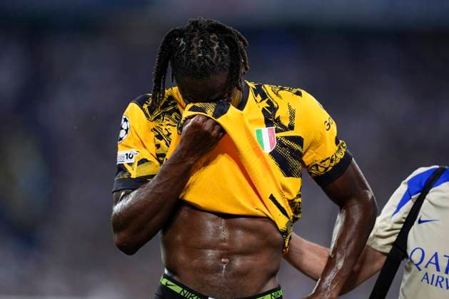 May 31, 2025, Munich, Baviera, Germany: Yann Bisseck of Inter gets injured during of the UEFA Champions League Final 2025 between Paris Saint-Germain and FC Internazionale Milano at Munich Football Arena on May 31, 2025 in Munich, Germany. Munich Germany - ZUMAa181 20250531_zaa_a181_334 Copyright: xDennisxAgyemanx