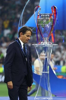 Inter Milan manager Simone Inzaghi walks past the trophy Paris Saint-Germain v Inter Milan, UEFA Champions League Final, Football, Allianz Arena, Munich, Germany - 31 May 2025 EDITORIAL USE ONLY No use with unauthorised audio, video, data, fixture lists, club league logos or live services. Online in-match use limited to 120 images, no video emulation. No use in betting, games or single club league player publications. Copyright: xMichaelxZemanek Shutterstockx 15330931dw
