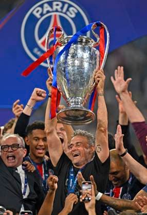 31 05 2025, Football UEFA Champions League Final 2025 Paris St Germain Inter Milan, in the Allianz Arena Munich Coach Luis Enrique FC Paris Saint Germain raises the trophy DFL and DFB regulations prohibit any use of photographs as image sequences and or quasi video