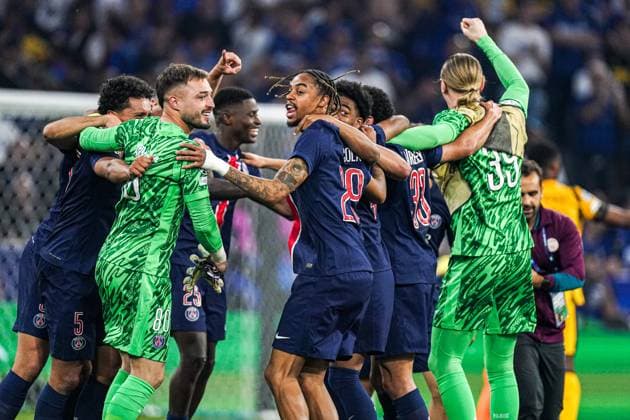 2025-05-31 Paris Saint-Germain v FC Internazionale Milano - UEFA Champions League Final 2025 MUNICH, GERMANY - MAY 31: Bradley Barcola of Paris Saint-Germain, Ibrahim Mbaye of Paris Saint-Germain, Warren Zaire-Emery of Paris Saint-Germain, players of Paris Saint-Germain celebrate the win during the UEFA Champions League Final 2025 match between Paris Saint-Germain and FC Internazionale Milano at Munich Football Arena on May 31, 2025 in Munich, Germany. Munich Munich Football Arena Germany Content not available for redistribution in The Netherlands directly or indirectly through any third parties. Copyright: xJorisxVerwijstx
