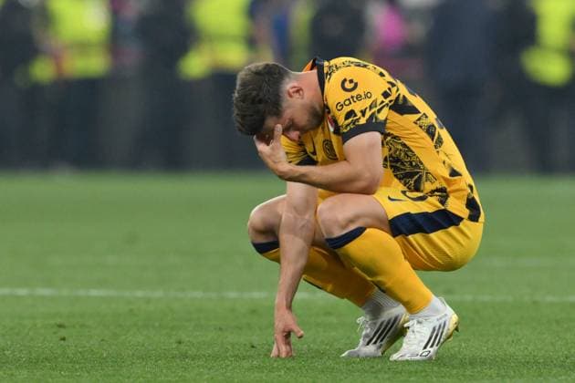 31st May 2025; Allianz Arena, Munich, Germany; Champions League Final Football, Paris Saint Germain versus Inter Milan; Benjamin Pavard of Inter Milan shows his disappointment at full time  ActionPlus12796873 AllShotLive