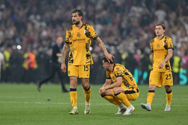Sport Bilder des Tages 31st May 2025; Allianz Arena, Munich, Germany; Champions League Final Football, Paris Saint Germain versus Inter Milan; Inter Milan players show their disappointment at the defeat at full time  ActionPlus12796875 AllShotLive