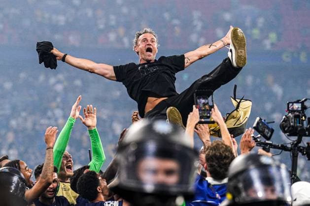 Bilder des Jahres 2025, Sport 05 Mai Sport Bilder des Tages 2025-05-31 Paris Saint-Germain v FC Internazionale Milano - UEFA Champions League Final 2025 MUNICH, GERMANY - MAY 31: head coach Luis Enrique of Paris Saint-Germain being thrown around in celebration by his team after winning the UEFA Champions League during the UEFA Champions League Final 2025 match between Paris Saint-Germain and FC Internazionale Milano at Munich Football Arena on May 31, 2025 in Munich, Germany. Munich Munich Football Arena Germany Content not available for redistribution in The Netherlands directly or indirectly through any third parties. Copyright: xJorisxVerwijstx
