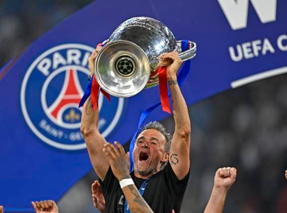 31 05 2025, Football UEFA Champions League Final 2025 Paris St Germain Inter Milan, in the Allianz Arena Munich Coach Luis Enrique FC Paris Saint Germain cheers with the handle pot with the cup DFL and DFB regulations prohibit any use of photographs as image sequences and or quasi video