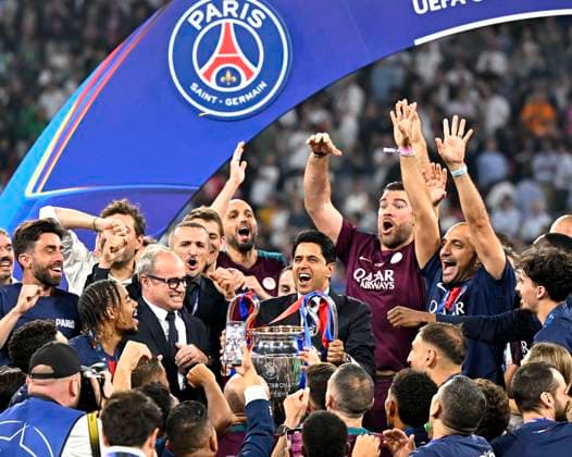 31 05 2025, Football UEFA Champions League Final 2025 Paris St Germain Inter Milan, in the Allianz Arena Munich The Paris team celebrates, here the President Nasser Al Khelaifi hands over Paris DFL and DFB regulations prohibit any use of photographs as image sequences and or quasi video