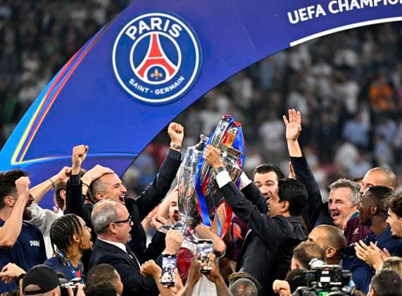 31 05 2025, Football UEFA Champions League Final 2025 Paris St Germain Inter Milan, in the Allianz Arena Munich The Paris team celebrates, here the President Nasser Al Khelaifi hands over Paris DFL and DFB regulations prohibit any use of photographs as image sequences and or quasi video