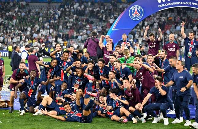 31 05 2025, Football UEFA Champions League Final 2025 Paris St Germain Inter Milan, in the Allianz Arena Munich The Paris team celebrates DFL and DFB regulations prohibit any use of photographs as image sequences and or quasi video