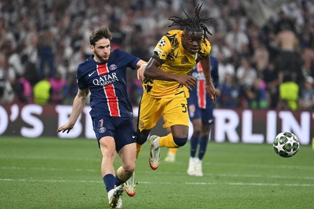 Yann BISSECK Milan , action,duel against Khvicha KVARATSKHELIA PSG , injured ,injury, Football UEFA Champions League Final Paris Saint Germain PSG Inter Milan 5 0, on 31 05 2025 Munich Football Arena,