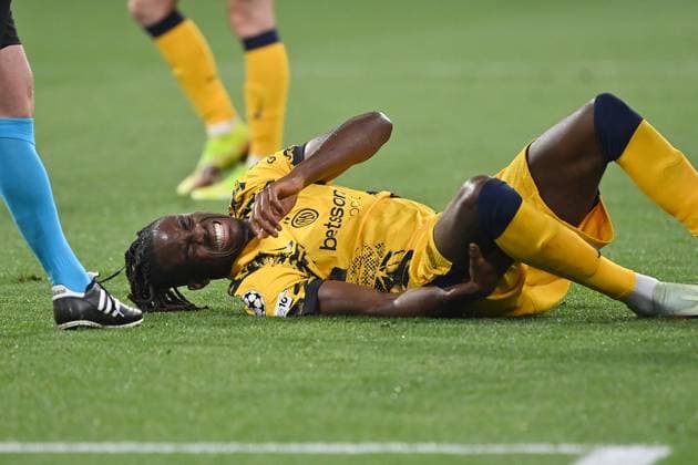 Yann BISSECK Milan , injured ,Injury, Football UEFA Champions League Final Paris Saint Germain PSG Inter Milan 5 0, on 31 05 2025 Munich Football Arena,