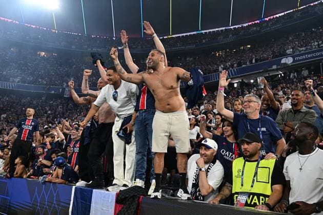 31 05 2025, xsltx, Football UEFA Champions League Final 2025, Paris St Germain Inter Milan v l jubilation, joy about winning the Champions League fans, spectators, jerseys, atmosphere, emotions Paris DFL DFB REGULATIONS PROHIBIT ANY USE OF PHOTOGRAPHS as IMAGE SEQUENCES and or QUASI VIDEO Muenchen