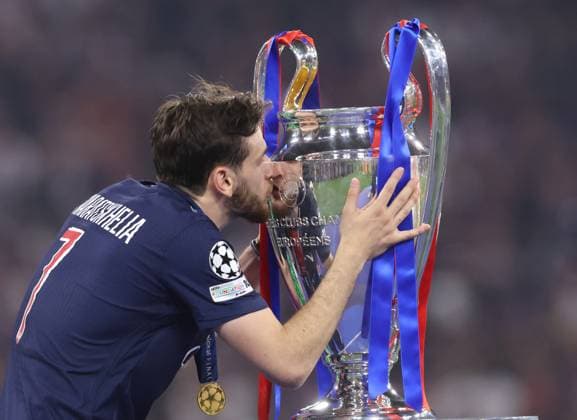 Munich, Germany, 31st May 2025. Khvicha Kvaratskhelia of Paris St Germain kisses the trophy in celebration during the Paris Saint Germain vs Internazionale UEFA Champions League Final match at Munich Football Arena, Munich. Picture credit should read: David Klein Sportimage EDITORIAL USE ONLY. No use with unauthorised audio, video, data, fixture lists, club league logos or live services. Online in-match use limited to 120 images, no video emulation. No use in betting, games or single club league player publications. SPI_131_DK_UCL_Final SPI-3964-0133
