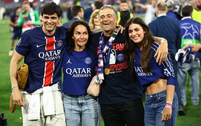 PSG manager Luis Enrique celebrates with his family at the end of there match Paris Saint-Germain v Inter Milan, UEFA Champions League Final, Football, Allianz Arena, Munich, Germany - 31 May 2025 EDITORIAL USE ONLY No use with unauthorised audio, video, data, fixture lists, club league logos or live services. Online in-match use limited to 120 images, no video emulation. No use in betting, games or single club league player publications. Copyright: xMichaelxZemanek Shutterstockx 15330931gb