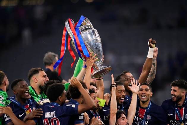 Paris Saint-Germain v FC Internazionale Milano - UEFA Champions League Final 2025 MUNICH, GERMANY - MAY 31: Players of Paris Saint-Germain lift the UEFA Champions League trophy after his team s victory the UEFA Champions League Final 2025 between Paris Saint-Germain and FC Internazionale Milano at Allianz Arena on May 31, 2025 in Munich, Germany. Munich Germany  Copyright: xJosexBretonx originalFilename:bretonhernandez-parissai250531_npAnO.jpg