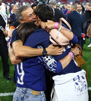 PSG manager Luis Enrique celebrates with his family Paris Saint-Germain v Inter Milan, UEFA Champions League Final, Football, Allianz Arena, Munich, Germany - 31 May 2025 EDITORIAL USE ONLY No use with unauthorised audio, video, data, fixture lists, club league logos or live services. Online in-match use limited to 120 images, no video emulation. No use in betting, games or single club league player publications. Copyright: xMichaelxZemanek Shutterstockx 15330931gi