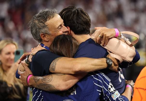PSG manager Luis Enrique celebrates with his wife Elena Cullell and family Paris Saint-Germain v Inter Milan, UEFA Champions League Final, Football, Allianz Arena, Munich, Germany - 31 May 2025 EDITORIAL USE ONLY No use with unauthorised audio, video, data, fixture lists, club league logos or live services. Online in-match use limited to 120 images, no video emulation. No use in betting, games or single club league player publications. Copyright: xMichaelxZemanek Shutterstockx 15330931gl