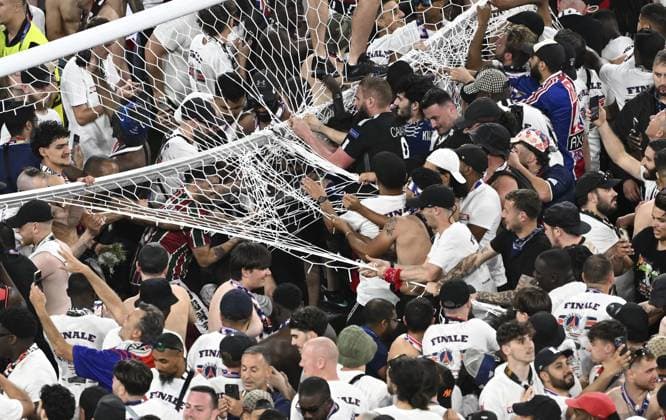 Paris Saint-Germain (PSG) win 2025 UEFA Champions League trophy, beating Inter Milan 5-0 in final MUNICH, GERMANY - MAY 31 : Paris Saint-Germain (PSG) fans the goal nets as souvenir in celebration after their victory in the UEFA Champions League final match against Inter Milan, held at the Munich Football Arena in Munich, Germany, on May 31, 2025. At the end of the match, PSG supporters removed the goal nets as souvenirs to commemorate the historic win. Halil Sagirkaya Anadolu Munich Germany. Editorial use only. Please get in touch for any other usage.  Copyright: x2025xAnadoluxHalilxSagirkayax