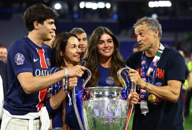 PSG manager Luis Enrique celebrates with his wife Elena Cullell and family Paris Saint-Germain v Inter Milan, UEFA Champions League Final, Football, Allianz Arena, Munich, Germany - 31 May 2025 EDITORIAL USE ONLY No use with unauthorised audio, video, data, fixture lists, club league logos or live services. Online in-match use limited to 120 images, no video emulation. No use in betting, games or single club league player publications. Copyright: xMichaelxZemanek Shutterstockx 15330931gp
