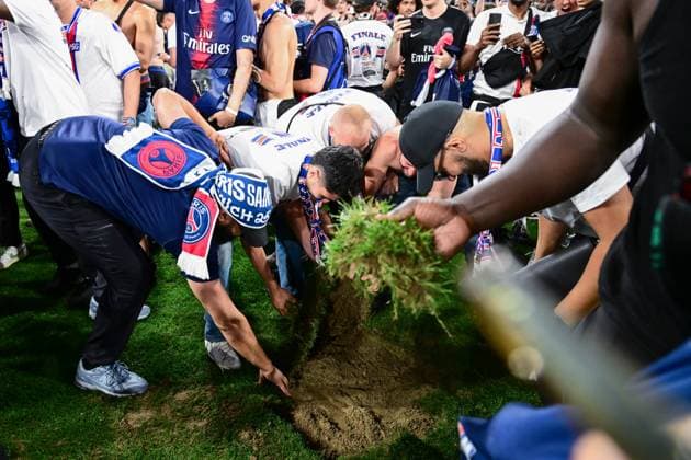 FOOTBALL : PSG vs Inter - Finale Ligue des Champions - 31 05 2025 PSG fans invade the field and take the grass during the UEFA Champions League Final match between Paris Saint Germain and FC Internazionale Milano at Munich Football Arena on May 31 , 2025 in Munich, Germany. ( Photo by Dante Badano PsnewZ ) - MunichGermany  Copyright: xx
