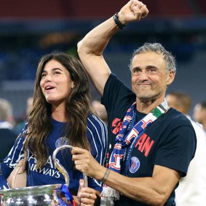Champions-League-Finale 2025 31. Mai 2025, München UEFA-Champions-League-Finale Paris Saint Germain gegen Internazionale Milano PSG-Trainer Luis Enrique feiert mit der Trophäe und Mitgliedern seiner Familie Foto Charlotte Wilson Abseits München Deutschland  Copyright: xCharlottexWilsonx xOffsidexOffside