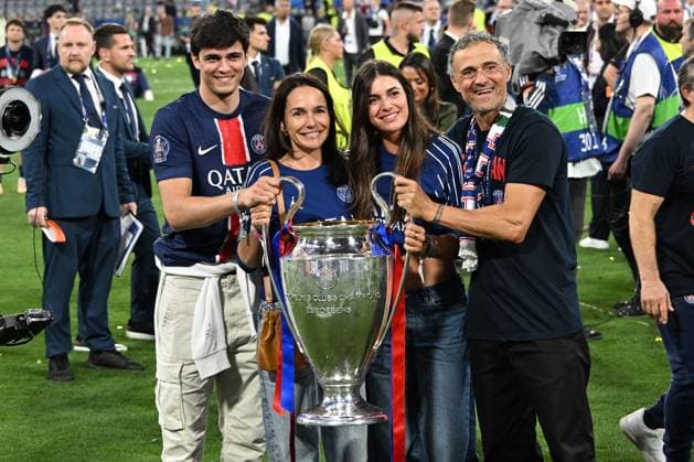 31 05 2025, xsltx, Football UEFA Champions League Final 2025, Paris St Germain Inter Milan v l jubilation, joy of winning the Champions League Coach Luis Enrique Paris St Germain with his family daughter Sira Martinez, son Pacho Martinez and wife Elena Cullell DFL DFB REGULATIONS PROHIBIT ANY USE OF PHOTOGRAPHS as IMAGE SEQUENCES and or QUASI VIDEO Muenchen